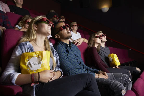 Casal jovem no cinema — Fotografia de Stock