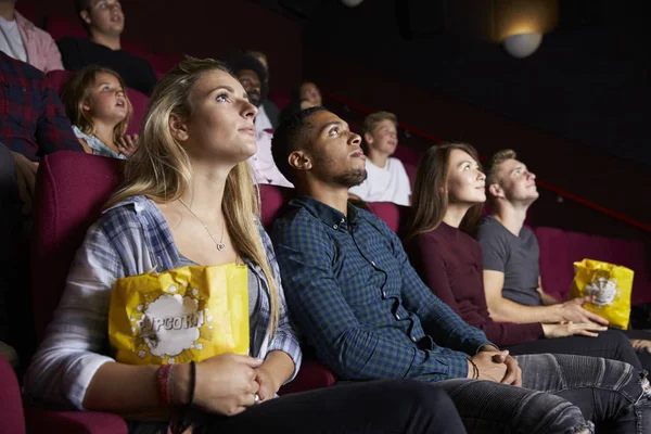 映画館で若いカップル — ストック写真