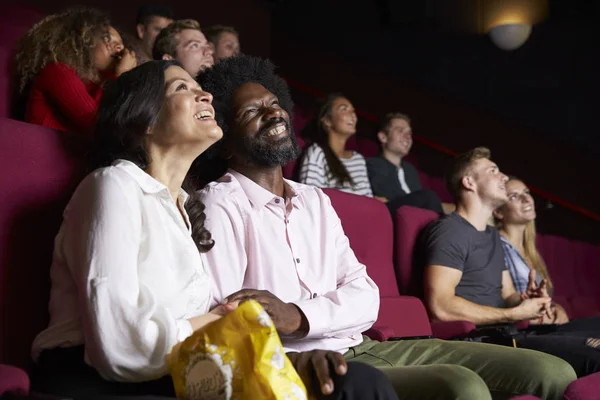 Pareja en cine viendo película — Foto de Stock