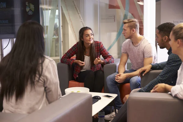 Grupo de Estudantes Discutindo Projeto Juntos — Fotografia de Stock