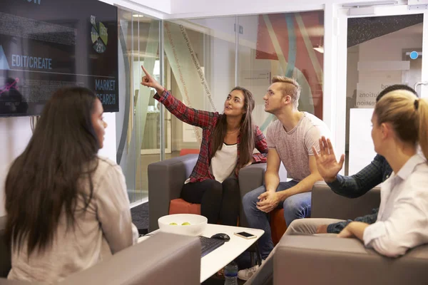 Grupo de estudiantes discutiendo proyecto juntos — Foto de Stock