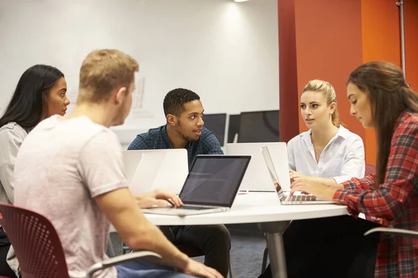 Groep studenten samen te werken aan het Project — Stockfoto