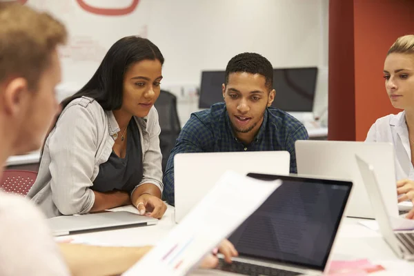 Gruppe von Studenten arbeitet an Projekt — Stockfoto