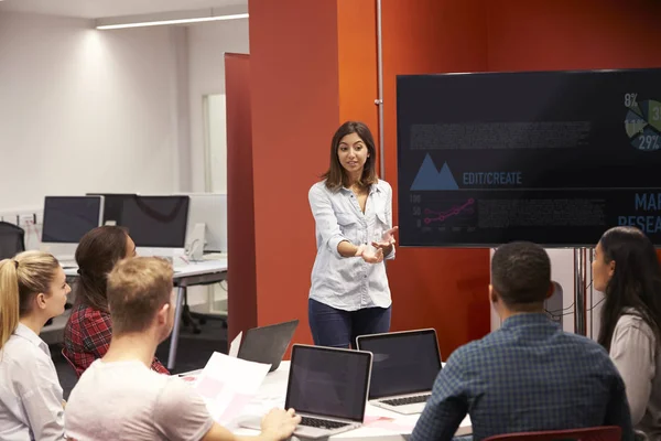 Profesor hablando con los estudiantes — Foto de Stock