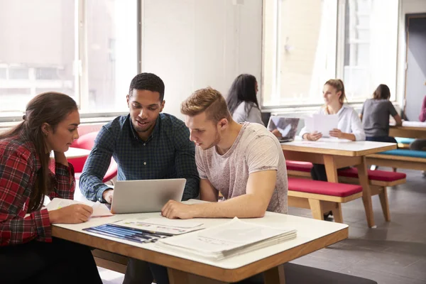 Grupp elever arbetar i studierum — Stockfoto