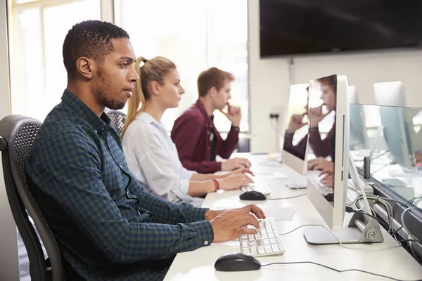 Skupina studentů pomocí Online zdroje — Stock fotografie