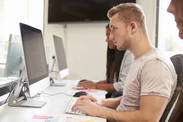 Grupo de Estudantes Usando Recursos Online — Fotografia de Stock