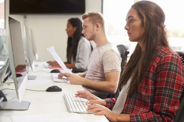 Gruppo di studenti che utilizzano risorse online — Foto Stock