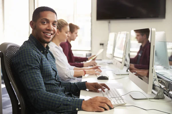 Universitaire studenten on line bronnen gebruiken — Stockfoto