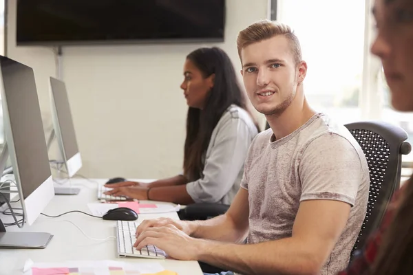 Estudiantes universitarios usando recursos en línea — Foto de Stock