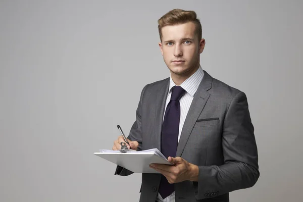 Zakenman schrijven op Klembord — Stockfoto