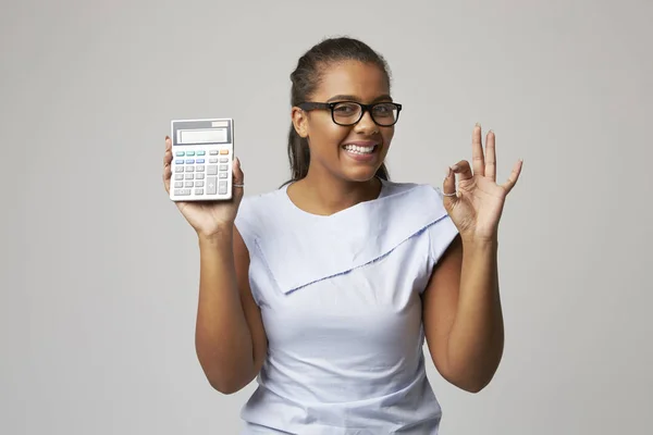 Contador femenino usando calculadora —  Fotos de Stock