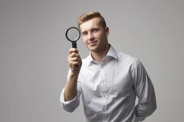 Kriminolog med förstoringsglas — Stockfoto