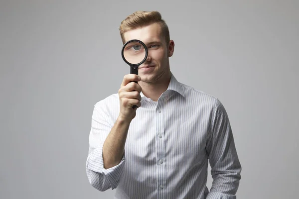 Criminologist With Magnifying Glass — Stock Photo, Image