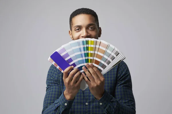Grafisk formgivare med färgrutor — Stockfoto