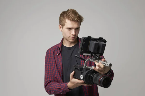 Manliga Videographer med filmkamera — Stockfoto