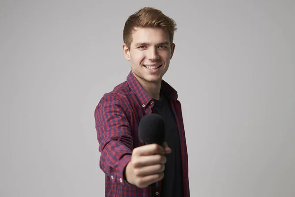 Jornalista masculino com microfone — Fotografia de Stock