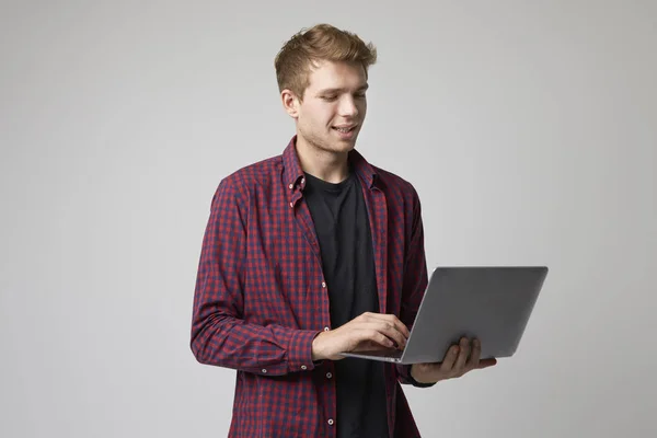 Lässig gekleideter Geschäftsmann mit Laptop — Stockfoto