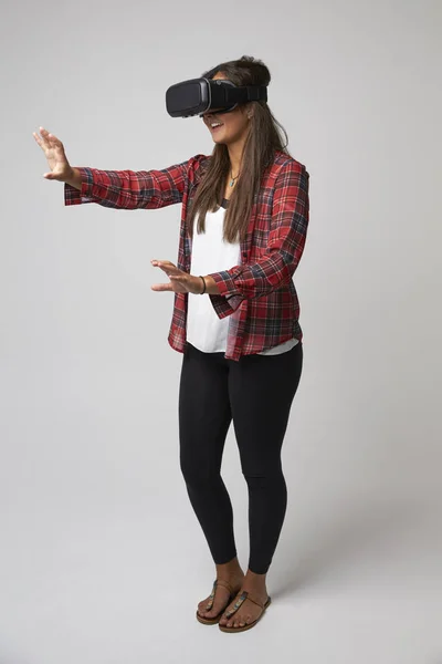 Designer vestindo fone de ouvido VR — Fotografia de Stock