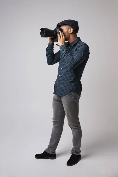 Fotógrafo masculino com câmera — Fotografia de Stock