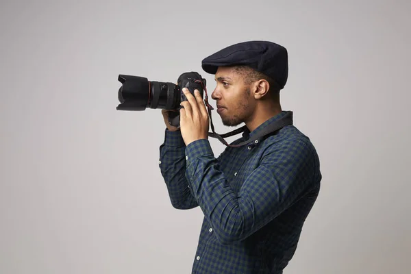 Fotógrafo masculino com câmera — Fotografia de Stock