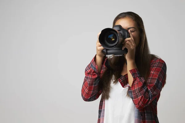 Fotografo femminile utilizzando la fotocamera — Foto Stock