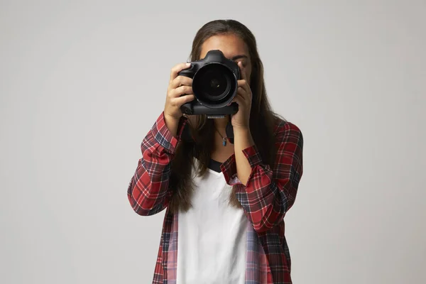 Vrouwelijke fotograaf met behulp van camera — Stockfoto