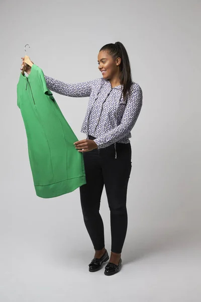 Compradora de moda femenina mirando el vestido —  Fotos de Stock