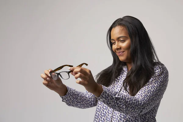 Óptica femenina mirando anteojos —  Fotos de Stock
