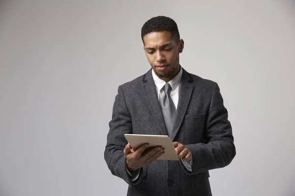 Zakenman die digitale tablet gebruikt — Stockfoto