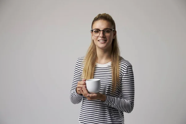 Jong zakenvrouw drinken koffie — Stockfoto