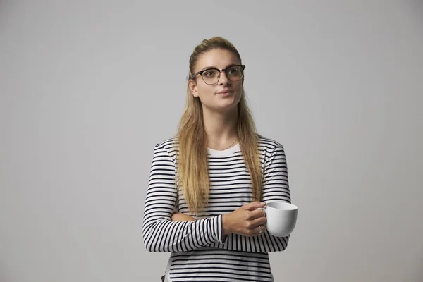 Jong zakenvrouw drinken koffie — Stockfoto