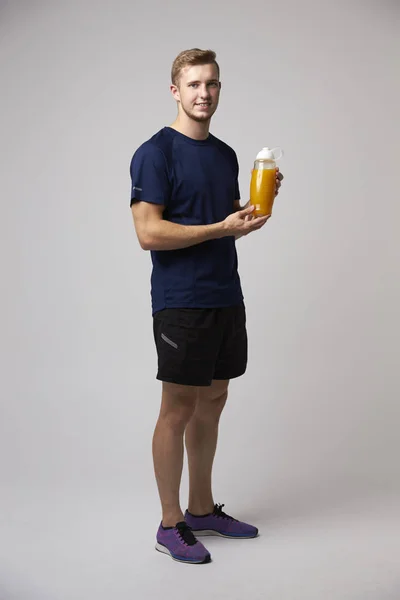 Dietetyka mężczyzna, trzymając butelkę soku — Zdjęcie stockowe