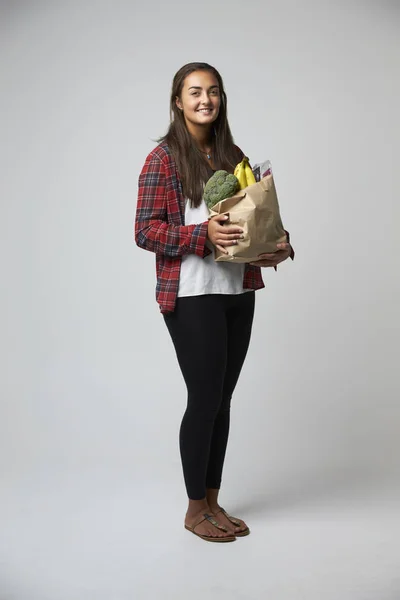 Θηλυκό διατροφολόγος με τσάντα των τροφίμων — Φωτογραφία Αρχείου