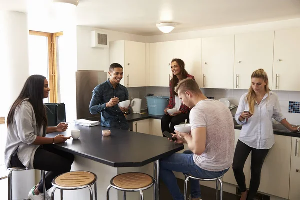 Studenter som är avkopplande i köket — Stockfoto