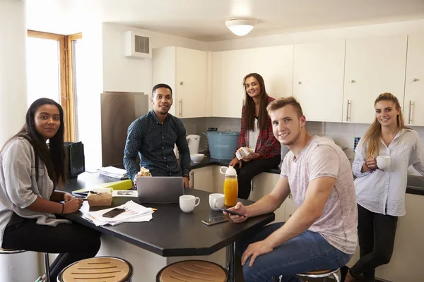 Estudantes relaxando na cozinha — Fotografia de Stock