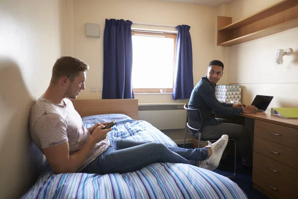 Estudiantes masculinos trabajando en el dormitorio —  Fotos de Stock