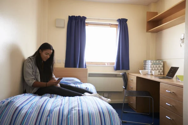 Student gebruik mobiele telefoon In de slaapkamer — Stockfoto