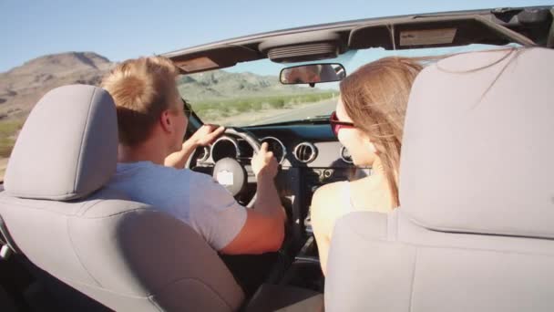 Couple en voyage sur route — Video