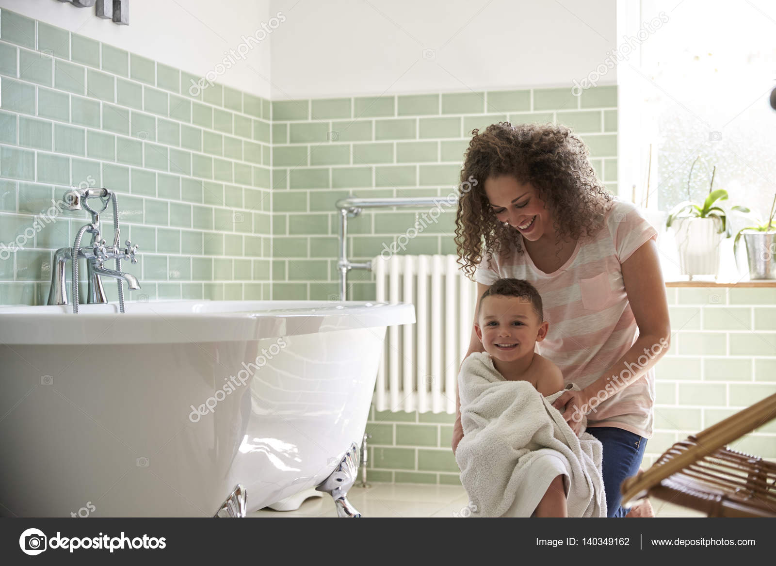 Mit Handtuch trocknen Sohn Mutter — Stockfoto © monkeybusiness ... Mit Handtuch trocknen Sohn Mutter — Stockfoto © monkeybusiness ...