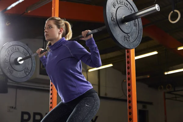 Girl in gym exercising — Stock Photo, Image