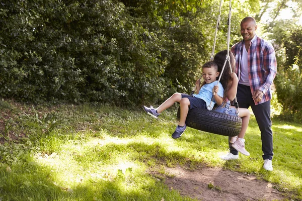 Far och barn på däck Swing — Stockfoto