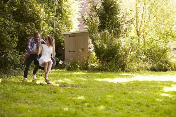 Mann und Frau auf Reifenschaukel — Stockfoto