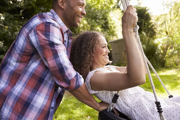 Uomo e donna su pneumatico swing — Foto Stock