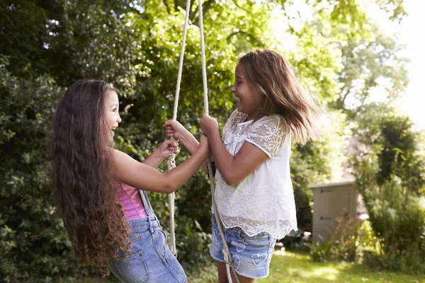 Due ragazze giocare su pneumatico swing — Foto Stock