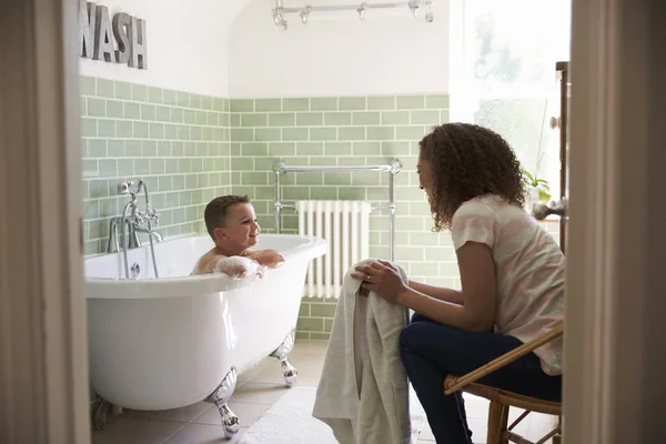 Anne ve oğlu, banyo — Stok fotoğraf