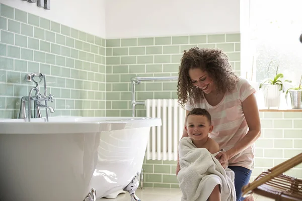 Matka syn sušení s ručníkem — Stock fotografie