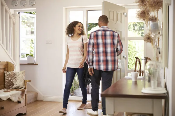 Pareja de pie en el pasillo — Foto de Stock