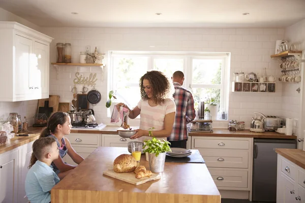 Famille par table de cuisine — Photo