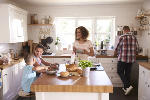 Familie door keukentafel — Stockfoto